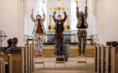 Kirke, tro og eksistens i performanceklæder